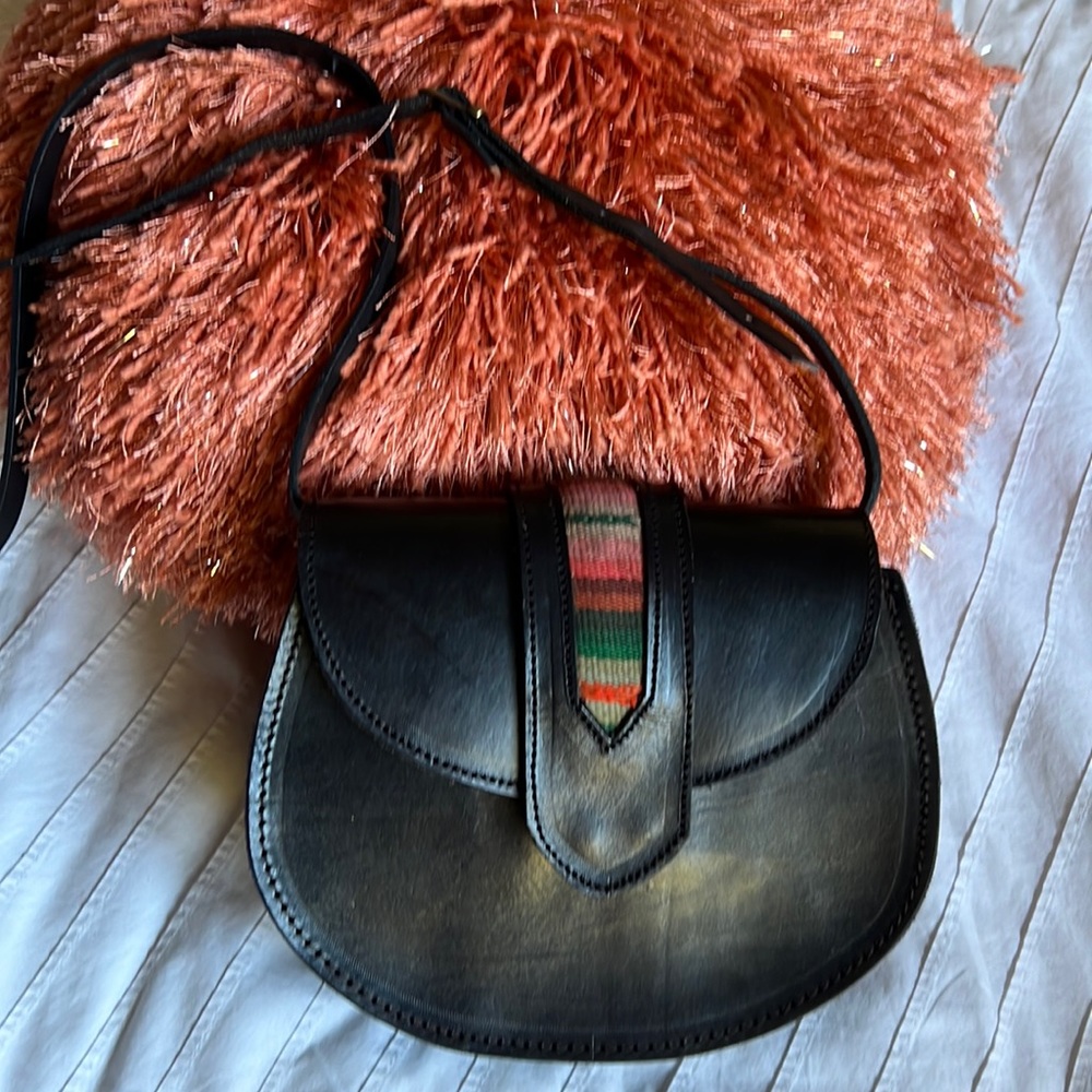 💯 leather SADDLE style PURSE w textile detail.